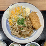 Shokudou Takahiro - 生姜焼きとカニコロ定食 ¥1,075 の生姜焼きとカニコロ