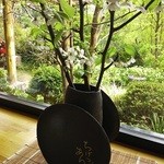 智月庵 - 窓際に活けてある山桜。