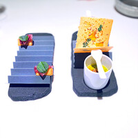 オマージュ - ◎ アミューズブーシュ２… パニス（ひよこ豆のペーストを揚げたもの）上に和牛のブレザオラ（生ハム）にエゴマの葉をのせて。焼いた花ズッキーニが入ったズッキーニのムース、ソッカ（ひよこ豆を薄く焼いたもの）