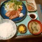 Umai Monya - マグロステーキ定食　小鉢、漬物、味噌汁付き
      　　　　　　　　　　ランチ　1420円　　　　　　　　　　　　
      　　　　　　　　　　ディナー1750円
      