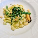 La Brianza - 宮城県産ムール貝グリーンカレーソースリングイネオカヒジキ。ムール貝というとフランスイメージですが国内産もあるんですね。国産の旬のムール貝はやっぱり味わい濃い!! ホクホクたっぷりの白いんげん豆も美味☆