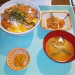 Umai Monya - カツ丼　小鉢、漬物、味噌汁付き
                 ランチ　1200円　
      　　　ディナー1420円
      