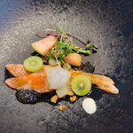 La Brianza - 信州サーモンカルパッチョ梨ジュレ桃シャインマスカットレモン泡卵白マヨネーズ。しっとりサーモンにフルーティーな添え物ソースたちナッツもパラリ。ブリアンツァにかかると秋鮭がオシャレになっちゃうのすごいな〜