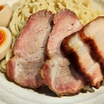 櫻井中華そば店 - 2種類の吊るし焼きチャーシュー