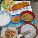 Umai Monya - マグロカツ定食　小鉢、ご飯、味噌汁、漬け物付き
      　　　　　　　　ランチ　1200円
      　　　　　　　　ディナー1420円
      