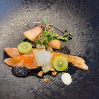 La Brianza - 信州サーモンカルパッチョ梨ジュレ桃シャインマスカットレモン泡卵白マヨネーズ。しっとりサーモンにフルーティーな添え物ソースたちナッツもパラリ。ブリアンツァにかかると秋鮭がオシャレになっちゃうのすごいな〜