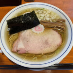 きく屋 - 見た目のインパクトが増した中華そば。のりの下に煮玉子が隠れてます。