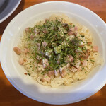 きく屋 - おそらく、ラーメンスープで炊き込んだ新「肉ごはん」ならぬ、新【チャーシューごはん】！