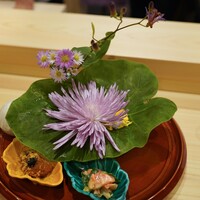 銀座 きた川 - 前菜（八寸）菊の花：平貝のフリット唐墨掛け緑茶で燻製した赤貝のぬた和え