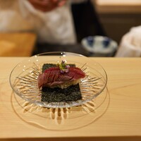 銀座 きた川 - 黒鯛炭火炙り握り手巻き鮨塩わさびを乗せて