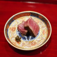 銀座 きた川 - 神戸牛ひれ肉炭火焼き 複数の木を使って燻製した生胡椒を添えて