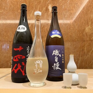 鮨に合うオーガニックワインや見目麗しい酒器で愉しむ日本酒
