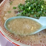 Daruma Taishi - だるまこってりはスープにふわふわな脂が浮かぶ