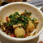 海底撈火鍋 - こちらにもタイ唐辛子、パクチーを加えます