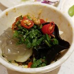 海底撈火鍋 - こちらにもパクチー、タイ唐辛子を加えます