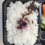 夢酒房 かりん - 粒立ちがいい白米にゆかりと塩昆布がのってます
      何気にうれしかったり( ꈍᴗꈍ)