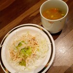 ミナミ キッチン - サラダと、名物？の湯飲み入りニンニク野菜スープ
