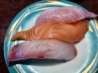 Sushi Madoka - 地魚三昧（上からブダイ、養殖サーモン、カンパチ ）