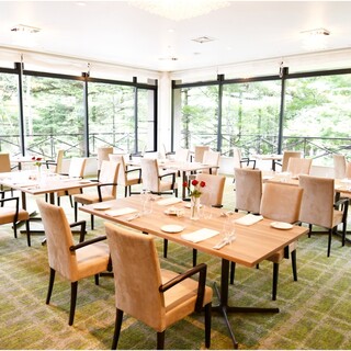 Spend a special time in a space where you can feel the four seasons of Karuizawa. Private room available