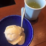 しゃぶしゃぶ・日本料理 木曽路 - デザートのアイスとお茶
