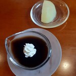 Cafe Salon de The OKA - これはサービスされたリンゴのコンポートとコーヒーゼリー