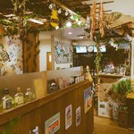 Niku Cafe Itadaki - The interior features four tables for four people each and six counter seats.