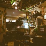 Niku Cafe Itadaki - The interior features four tables for four people each and six counter seats.