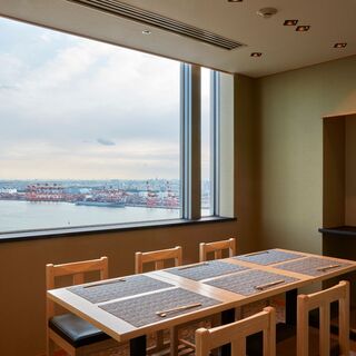 Enjoy a blissful moment on the upper floors with a spectacular view of the airport and Tokyo Bay.