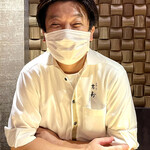 東山 吉寿 - ご主人の鈴木さん。お客様をもてなす心持ちがオープンであり、一見客にも常連さんと同じ目線で接しておられる。人気があるのも納得してしまう。♫