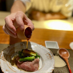 東山 吉寿 - ⑩しゃぶしゃぶ〜牛肉をしゃぶしゃぶして、すき焼き風のタレに絡める。その上に九条葱の油焼きと半熟卵をのせて。とろっとろの半熟卵とタレは九条葱の香味を乗せた牛肉と蕩けるよう。