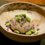 東山 吉寿 - ①胡麻豆腐〜茶巾で絞った出来立ての胡麻豆腐のお饅頭に枝豆をのせたもの。胡麻豆腐の香りが口一杯に広がり、シンプルながら食材の香りと甘味が際立つ。