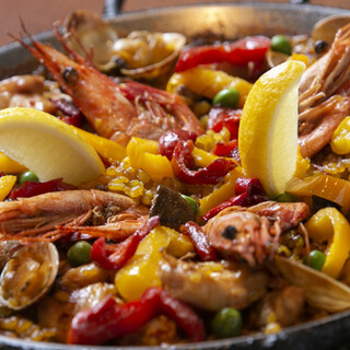 Paella with concentrated seafood flavor is a must-try! Full of authentic tapas too