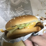 マクドナルド - チーズが二枚。値段400円…もう少しお手軽にお安く食べられたらええのに。