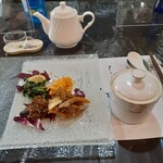 趙の飲茶 888 - 最初に出されたもの。お粥(蓋つき)と付け合わせ数種類のった大皿。