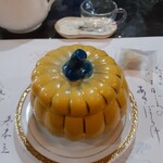 趙の飲茶 888 - カボチャのスープの器。奥にある袋入りの小さなお菓子は、最後に出されたもの。何か入ってて不思議か味でした。