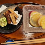 Sumibi Yakitori Yakikura - お通し。揚げた鯵最高♡そしてレモンと漬けたさつまいもの滋味深さよ…