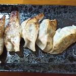 広島ラーメン 海松 - 焼きギョーザ。本当は6個入だよ