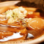 Chuukasoba Shirakabe Aoi - 綺麗なスープ　煮卵トロリ