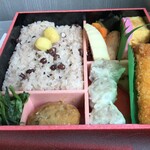Kiyouken - ちょっぴり嬉しい気分になれる「おかず」が入った、上品な『お赤飯弁当』です。