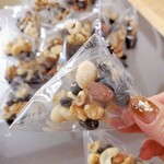 豆徳本店 - 中には5種類のナッツ