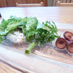 じん市 - タコの刺身と新鮮レタス