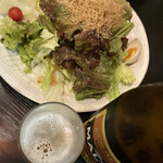 都飯店 - サラダとビール