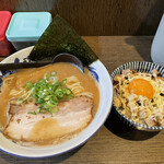 麺工房いなせ - 醤油ラーメン　こってり　ぶた玉ごはん