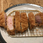 トンカツ X - 実はピンクなトンカツはこれが初めて…！
            おかげで店員さんに「大丈夫ですか？」と声をかけてしまいました。笑　すみません(^^)
            