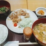 羅豚 - ★★★★生姜焼き 950円 味は平均的だが量多く豚汁がよく合う！玉ねぎが生焼けなのが残念！