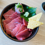 寿司と旬彩 なごみ - 「まぐろちらし」1,650円税込み♫ 脂が乗ってお肉のよう(●´ω｀●)