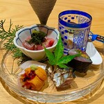 華丸吉日 - 秋鮭の親子盛り、毛蟹のほぐし身と長野パープルの酢の物、本鮪の焼き浸し、鯵の磯辺巻き、新秋刀魚の焼き目造り、モガレイと雲丹