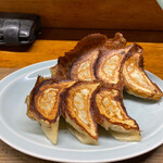 朝日屋 - 初　餃子*\360円(^o^)/コレはうまい❣️羽根が変わっている