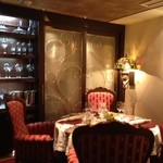 テーブル席（2組用）。あと個室とカウンター席がある。