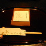 料亭 冨茂登 - 期待感演出のテーブルセッティング